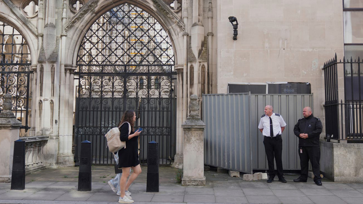 Произведение искусства было закрыто барьерами и охраняется сотрудниками службы безопасности. Источник: https://clck.ru/3P9WtA
