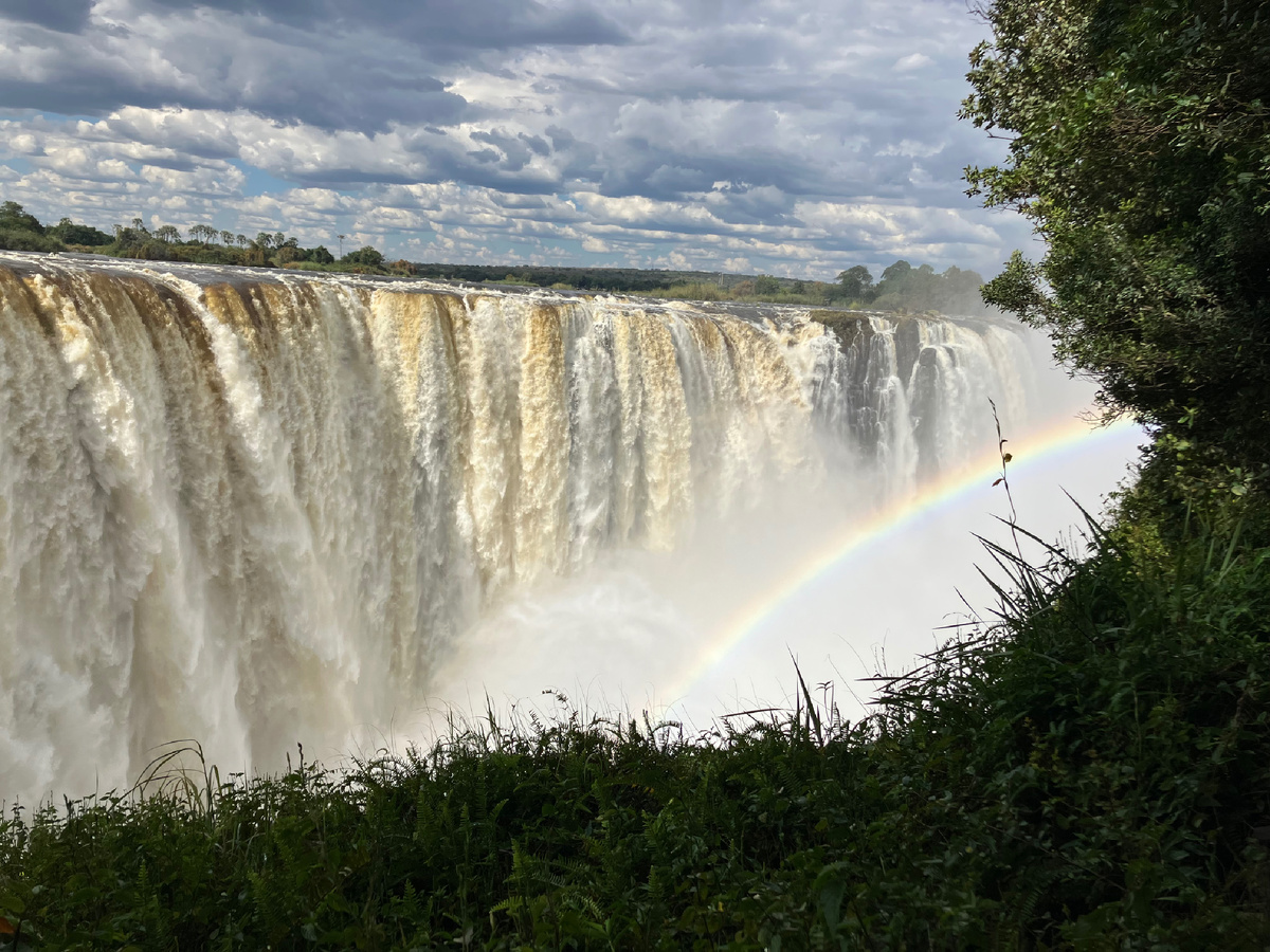 Водопад в апреле мощный и полноводный 