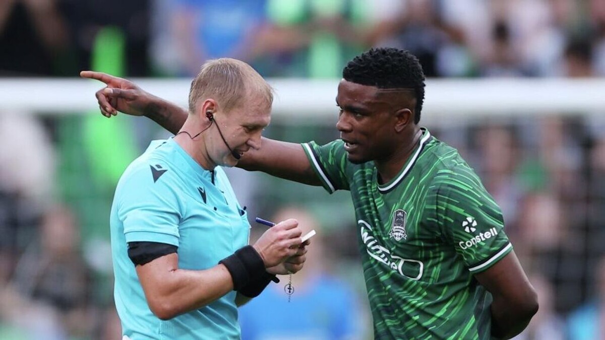 Кордоба против судейства: красная карточка как точка кипения
Футболист «Краснодара» Джон Кордоба после матча с ЦСКА не сдержался. Получив прямую красную карточку за удар по мячу, который задел соперника, он не только лишил команду победы, но и устроил эмоциональный разнос судьям.
«Устал от этой несправедливости. За четыре года вижу одно и то же. Если так будет продолжаться, я уйду», — заявил Кордоба.
Между строк читается главный конфликт: футболисты РПЛ всё чаще говорят о низком уровне судейства, и слова Кордобы — не крик в пустоту, а отражение системной проблемы. Но при этом «Краснодар» идёт на первом месте, и вряд ли клуб отпустит своего лидера. Скандал громкий, но, скорее всего, локальный: всплеск эмоций игрока в момент давления.
