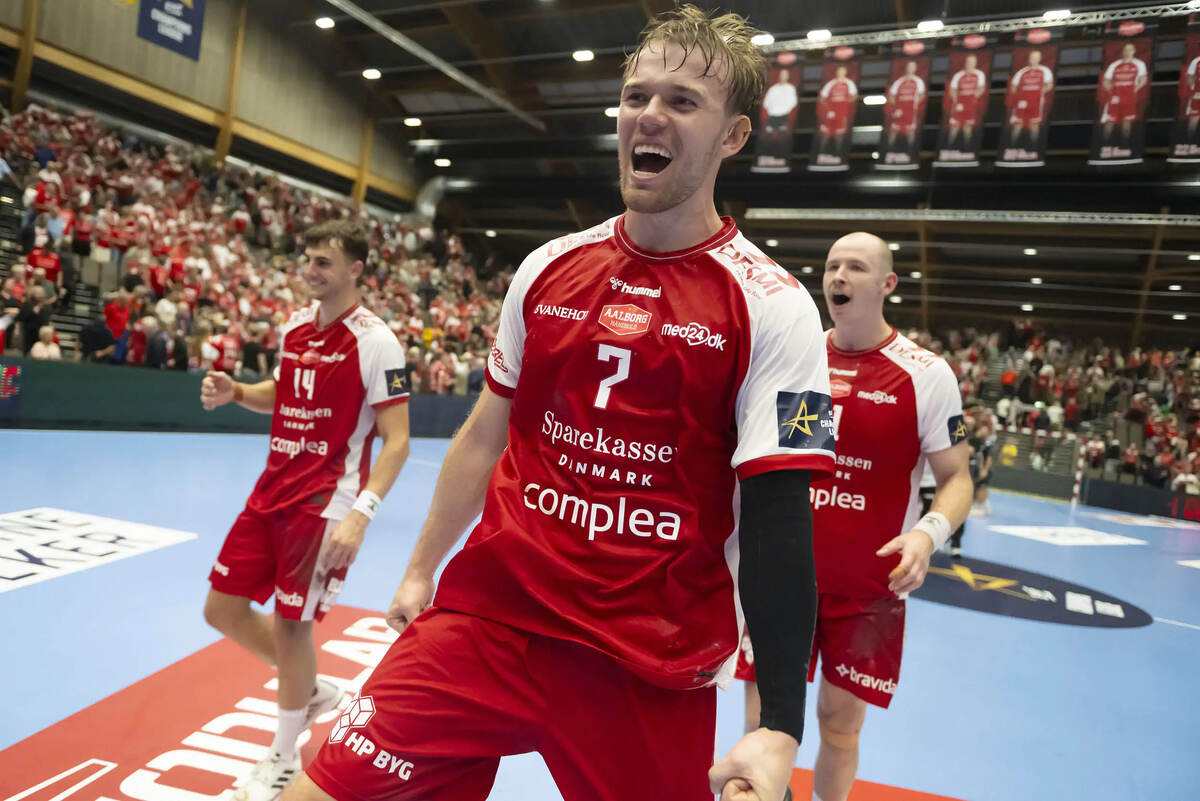    Гандболисты "Ольборга" празднуют победу