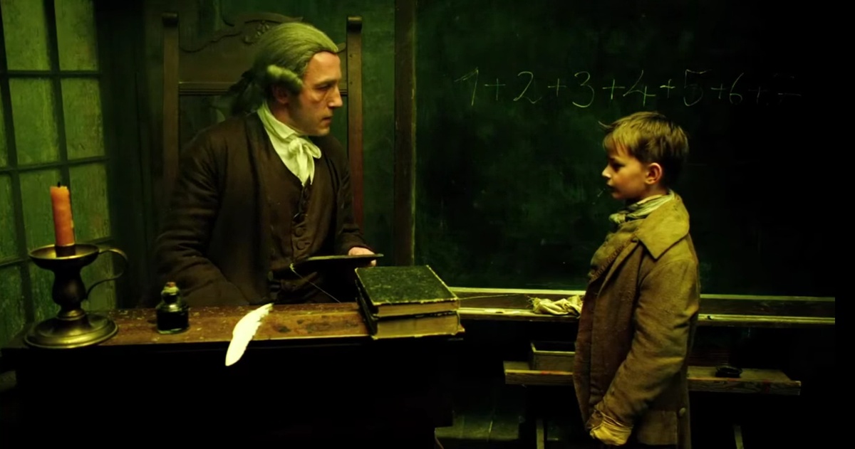 Юный Гаусс случайно переоткрывает сумму членов арифметической прогрессии, суммируя числа от 1 до 100, в фильме Измеряя мир Детлева Бука (2012)