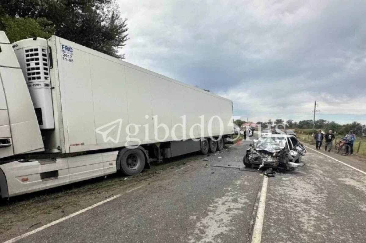    Мужчина погиб и женщина с тремя детьми пострадали в ДТП с фурой в Кизляре