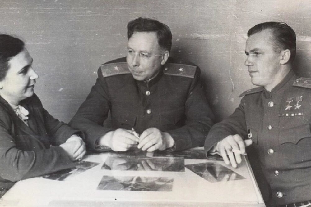    Супруги Лавочкины и лётчик Иван Кожедуб, 1945 год. Кадр из видео