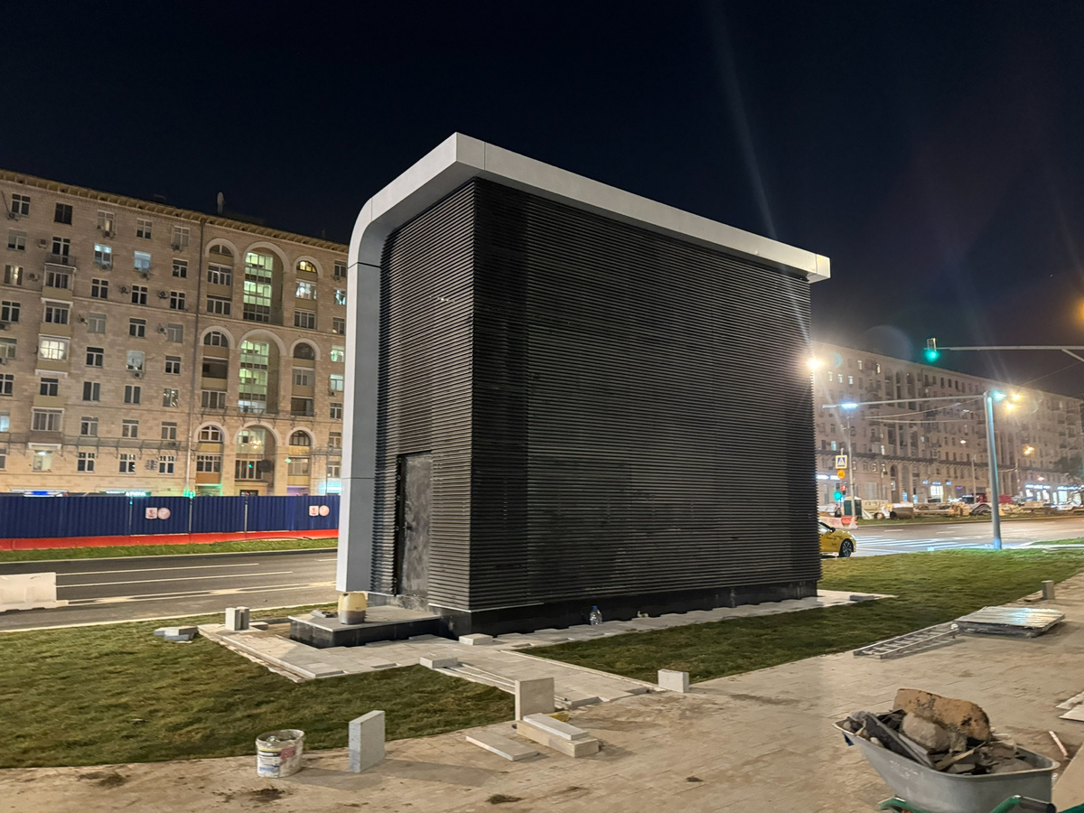 📷 1.1: Выход северного вестибюля. Подключены табло цифровой навигации.