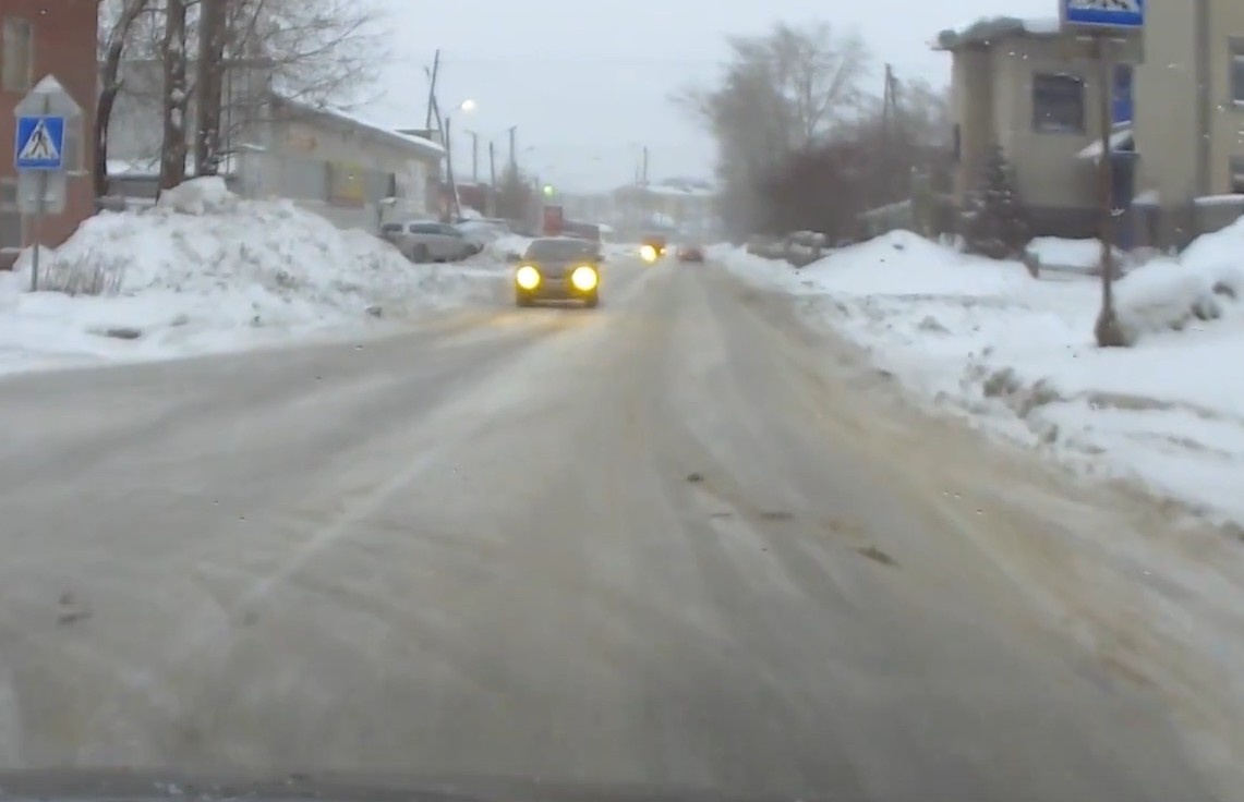 Помните, как вас учили в автошколеправильно тормозить зимой?