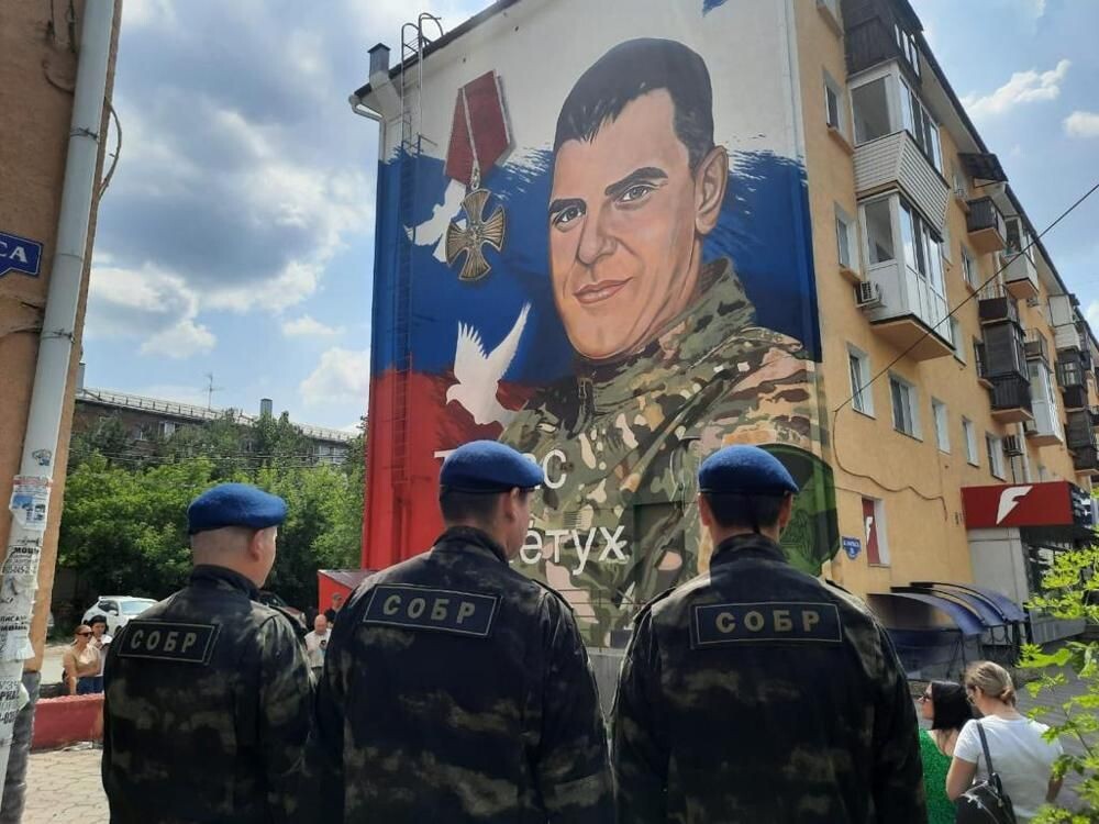    Портрет героя спецоперации Тараса Петуха в Омске / Источник: Оmskportal.ru