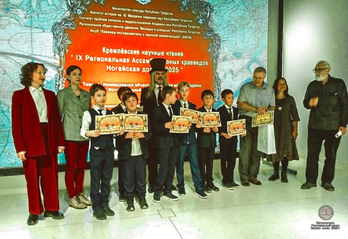 Участники Ассамблеи команды из гимназии № 8 г. Казань вместе с членами экспертной коллегии.