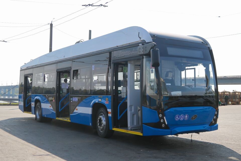    Новые троллейбусы на разворотном кольце на площади Баварина. Источник: Виталий Барабаш/"Толк"