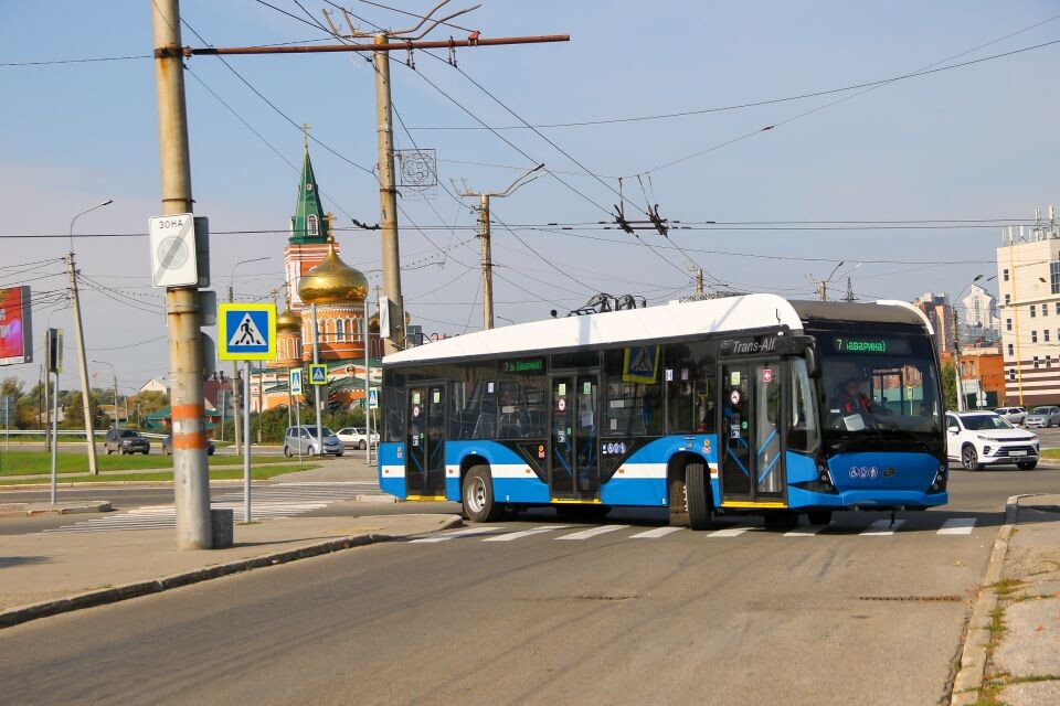    Новые троллейбусы на разворотном кольце на площади Баварина. Источник: Виталий Барабаш/"Толк"