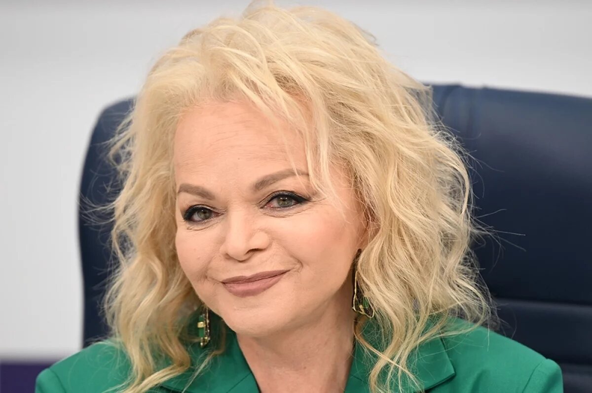    Лариса Долина.