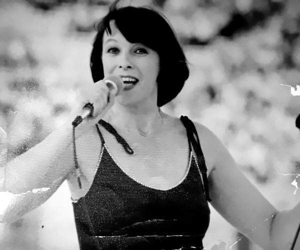 Пела вместе с Аллой Пугачевой, но не добилась всесоюзной славы. Нина Коста и её биография