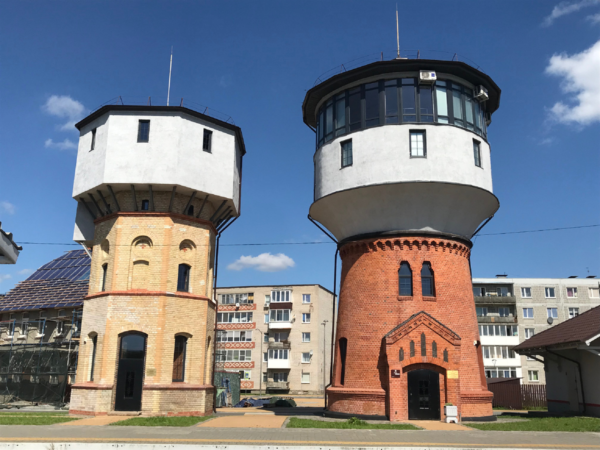 Дуэт водонапорных башен на территории железнодорожного вокзала. Фото автора