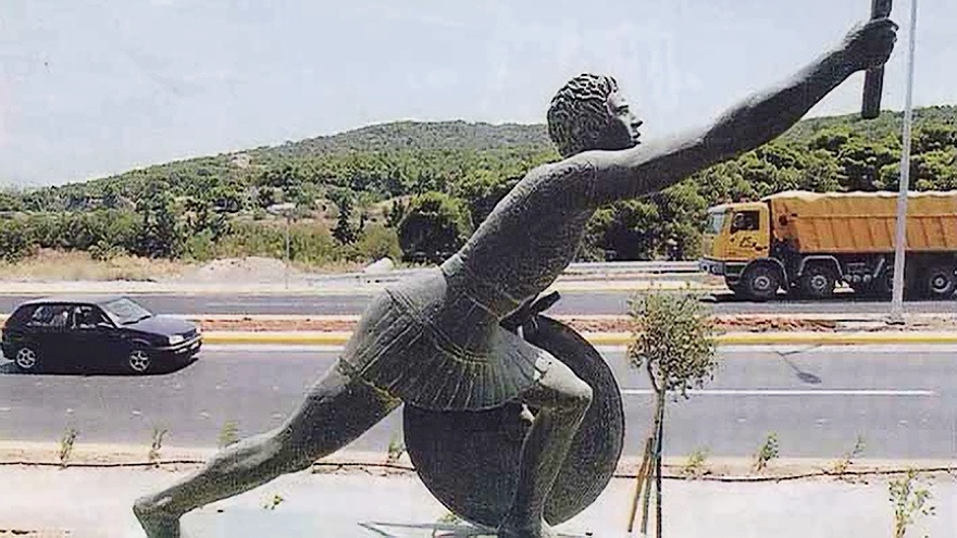 Памятник гонцу Фидиппиду на дороге в Марафон