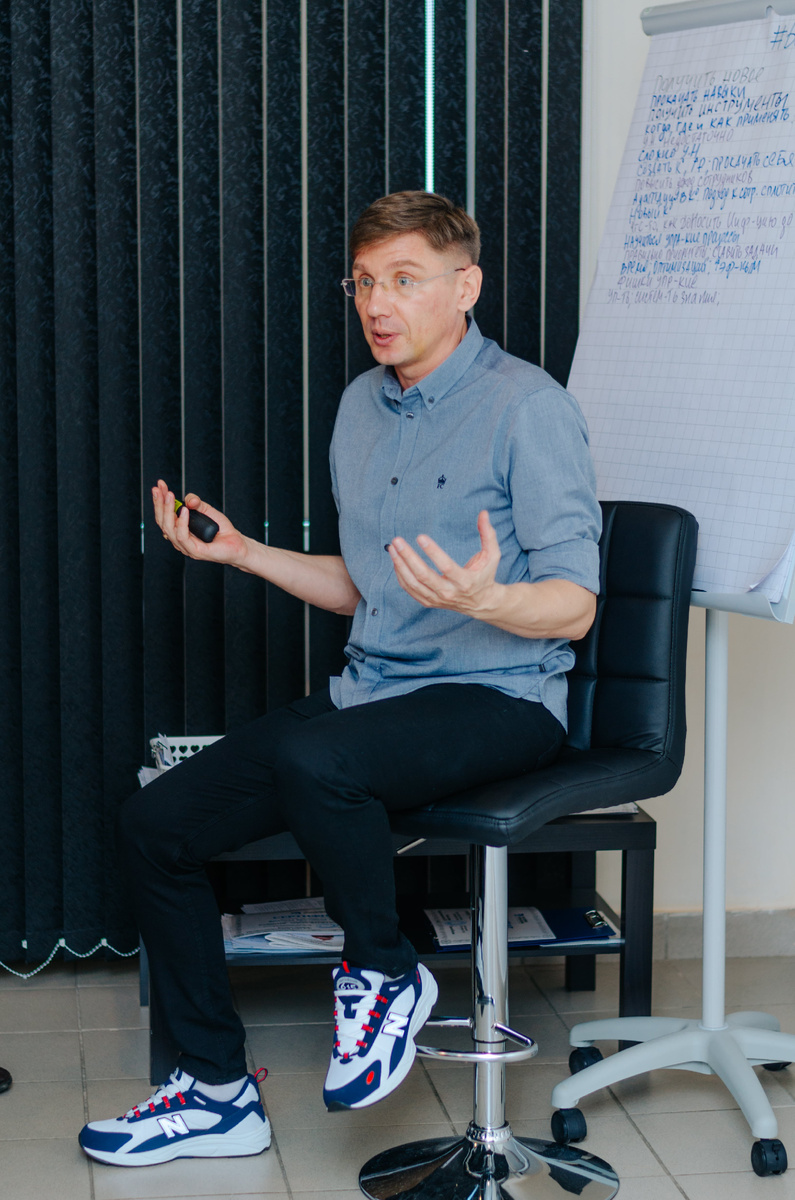 Психолог и бизнес-тренер Сергей Белов проводит тренинг по управлению персоналом