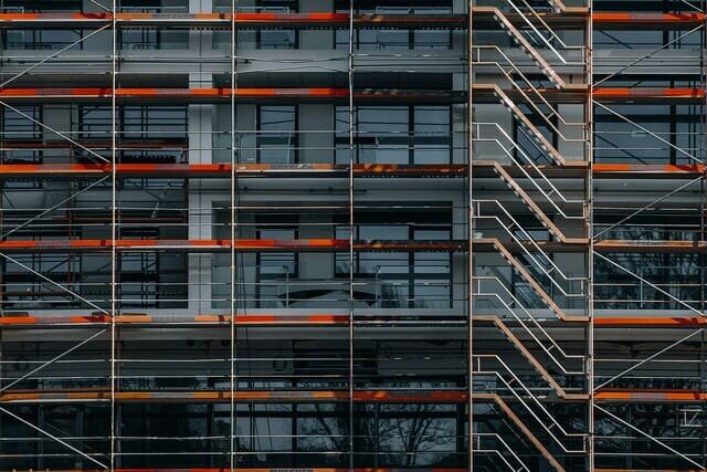 Здание с металлическими строительными лесами. Фото: unsplash.com
