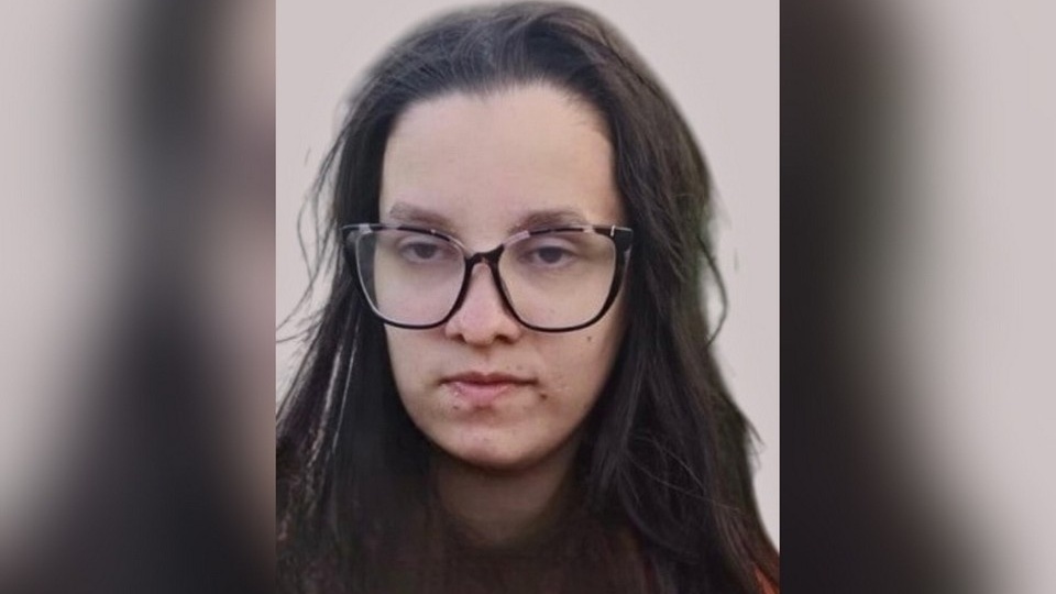 В Новосибирске пропала 17-летняя девушка в красно-черной кофте