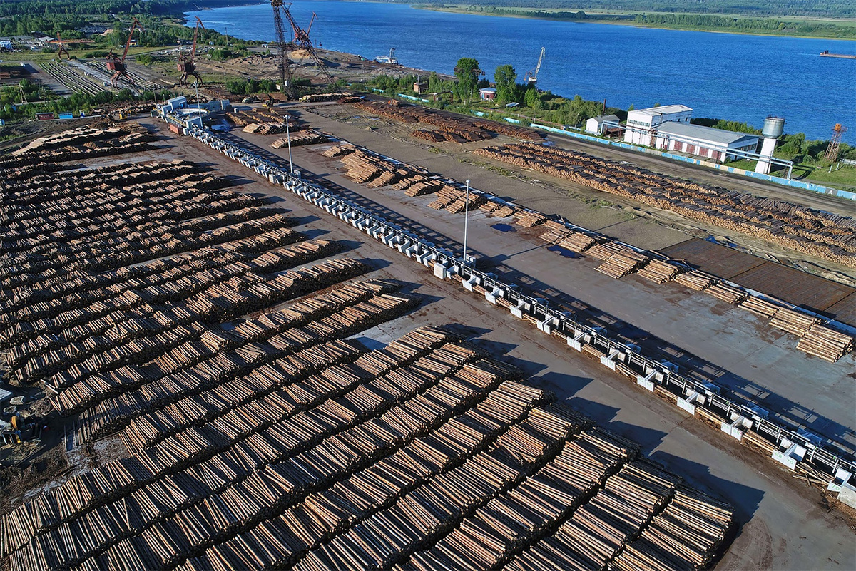     Новоенисейский ЛХК расположен на берегу Енисея в одноименном поселке чуть севернее основной центральной части Лесосибирска. Предприятие было основано в 1960 году, а с 2021-го вошло в состав Segezha Group