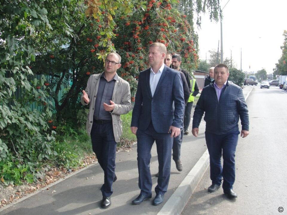    Выездное совещание по приемке дорог. Источник: barnaul.org