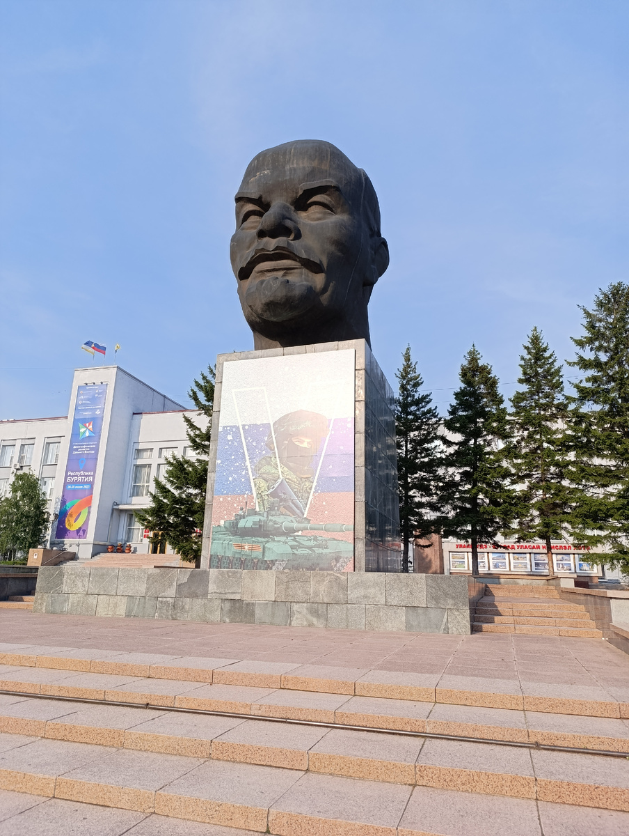 На затылок Ильича многочисленными окнами поглядывает здание правительства Республики Бурятия