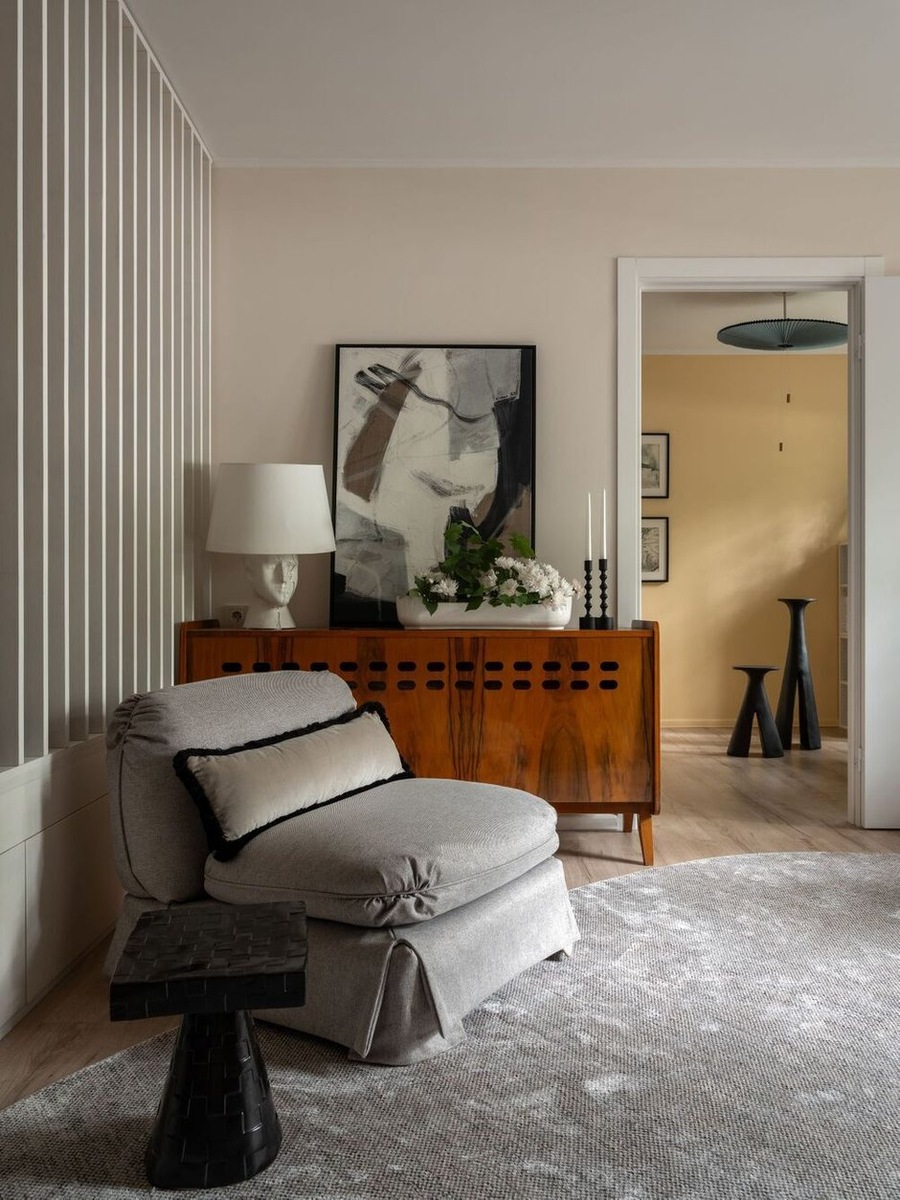  📷Кресла в гостиной — это старые винтажные кресла, перетянутые новой обивочной тканью.  