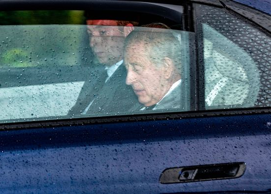 Ещё немного, - и резиденция короля превратится в дешёвый мотель. 