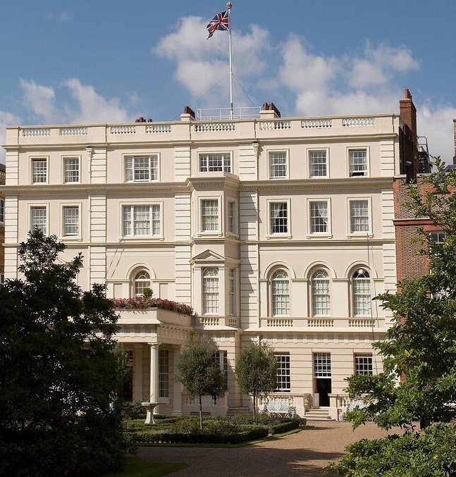 Пропал дом. То есть, Кларенс - Хаус. Скоро Маркла будет выращивать на его лужайках укроп, а по коридорам будет бегать толпа арендованных детишек. 