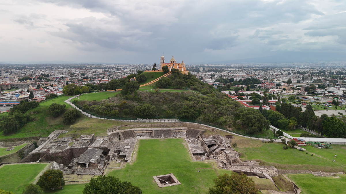 Церковь Нуэстра-Сеньора-де-лос-Ремедиос на вершине Великой пирамиды Чолулы в городе Пуэбла, Мексика