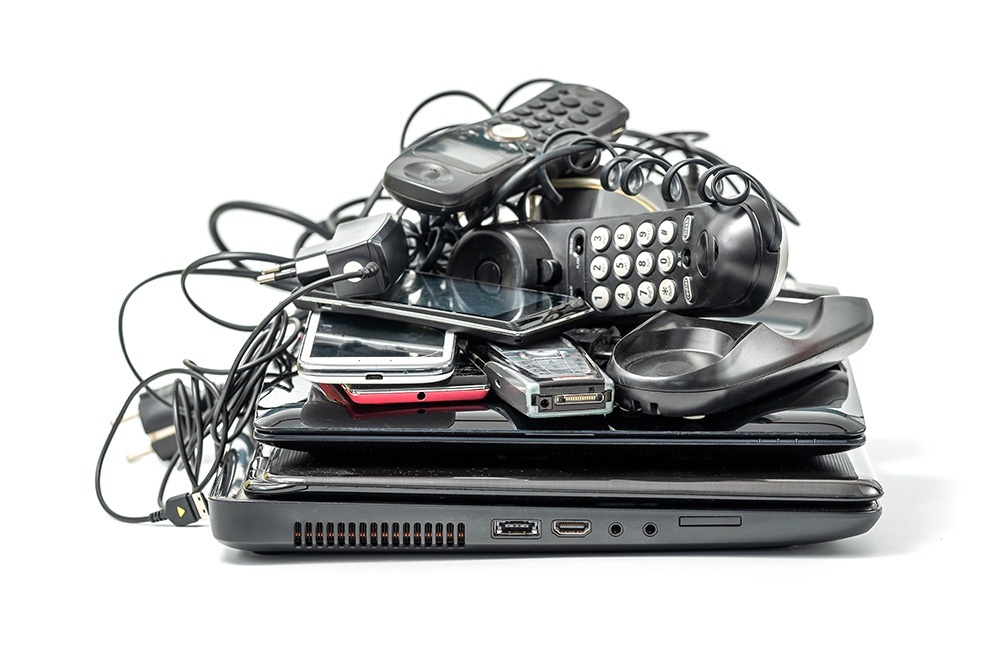    По закону никто не обязан иметь цифровую технику, но без нее человек отрезан от полноценной жизни. / Фото: iStock