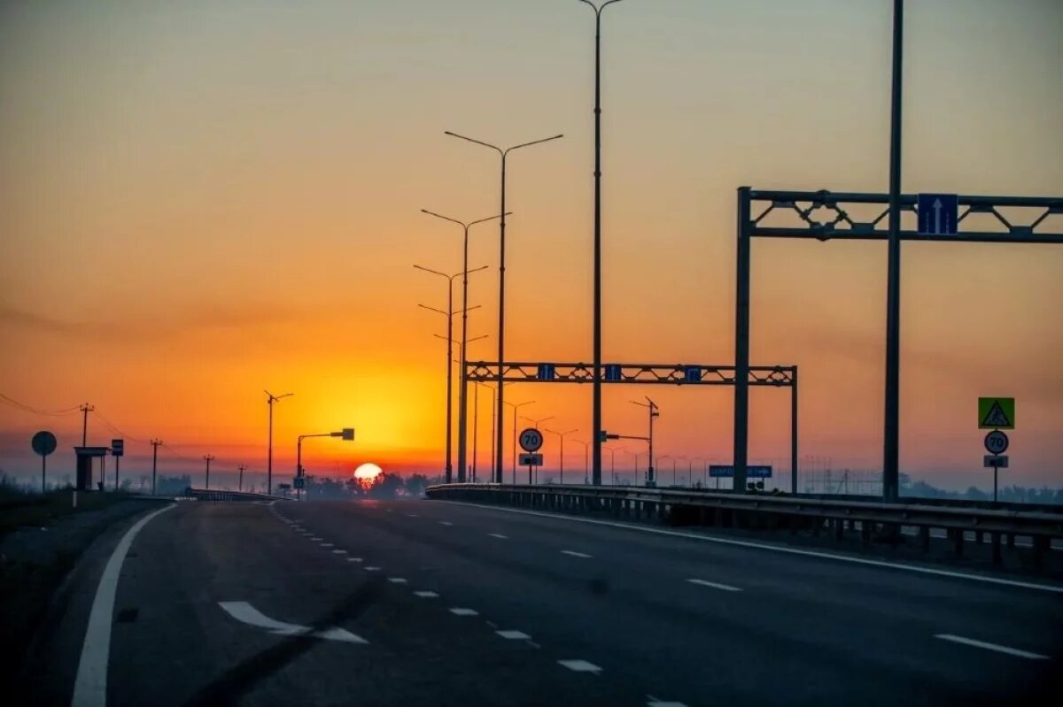    Дорога проходит в обход крупных городов с пробками, и на ней нет очередей, как на мосту.