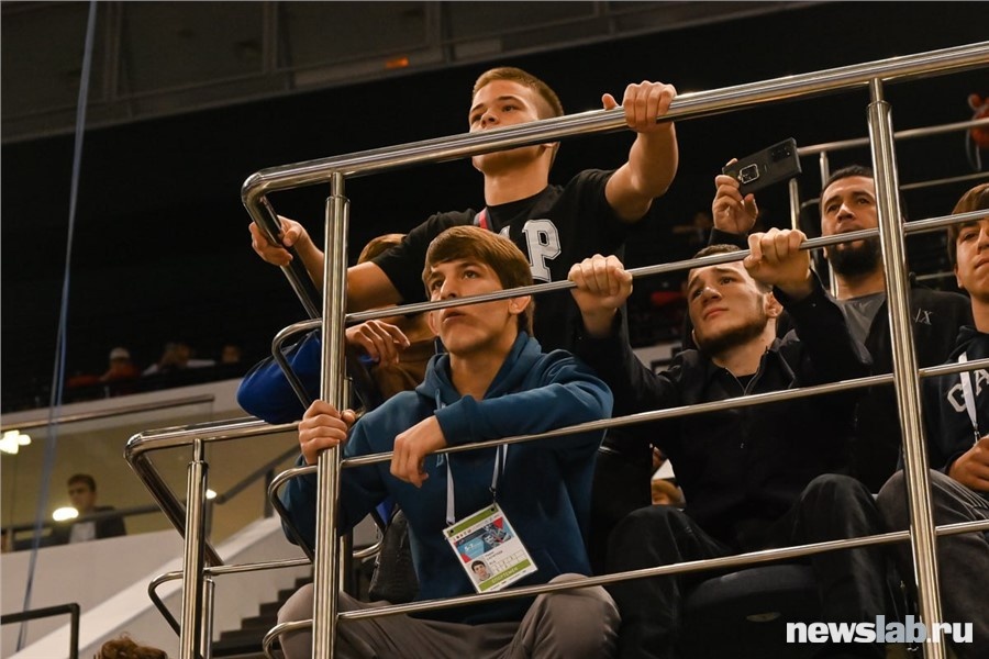 На трибунах волнуются болельщики
