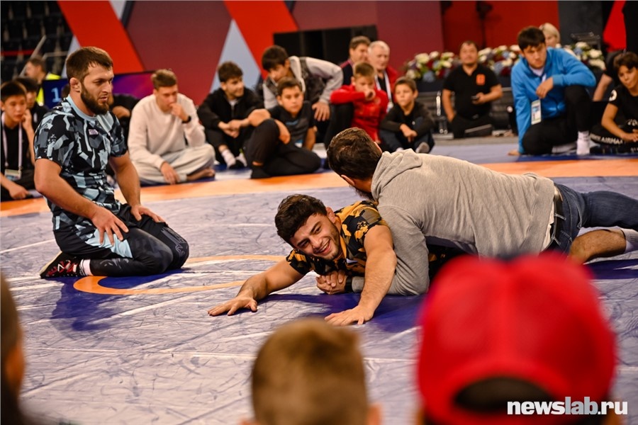 Перед боями старшие борцы проводят мастер-классы для молодежи
