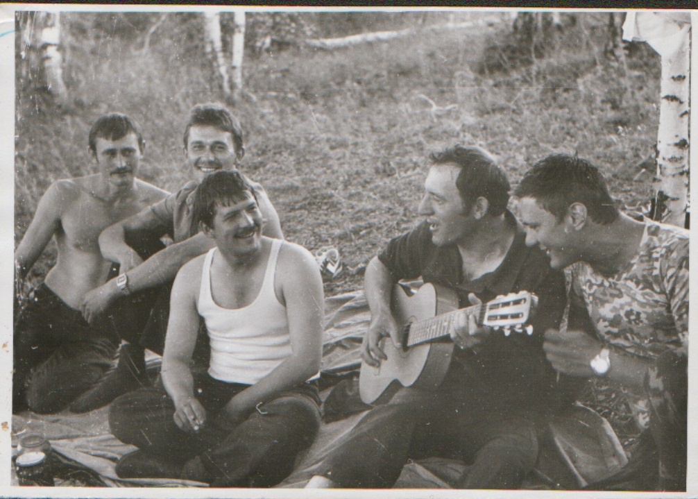 Сергей Гамалеев с гитарой. Я в камуфляжной футболке. 