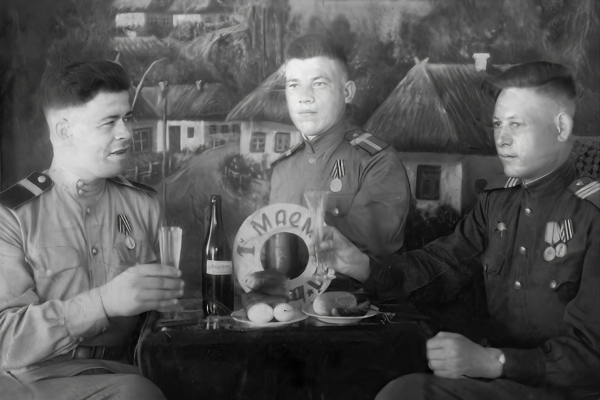 Фото 1946 года. Город Николаев. Старшина Сергеев (в центре) с друзьями-сослуживцами.