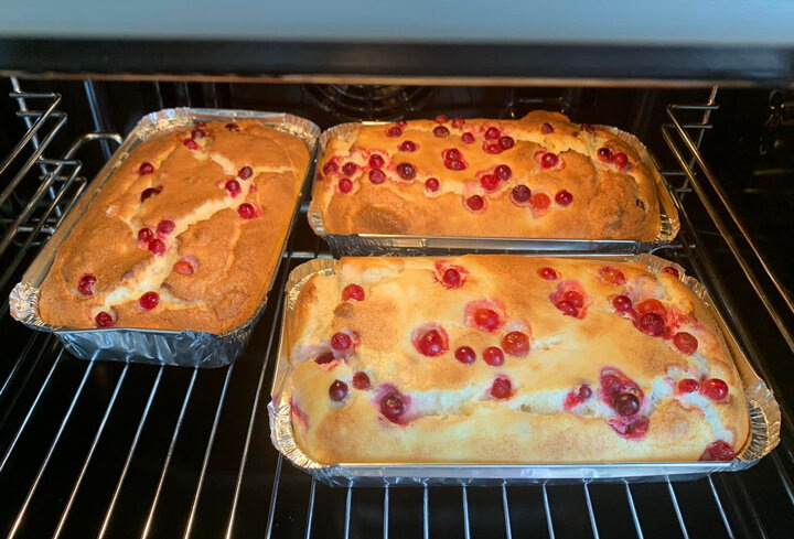 Очень нежная творожная запеканка с клюквой