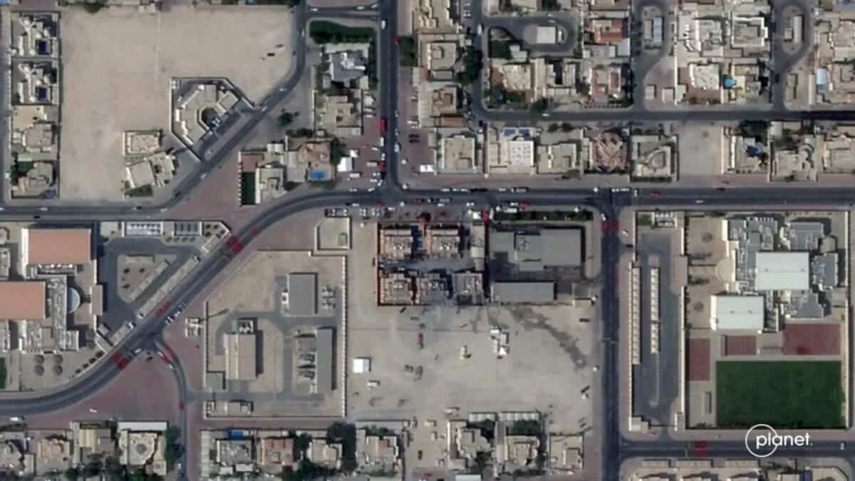    На спутниковом снимке, сделанном 10 сентября после удара, заметны повреждения зданий комплекса / © Planet Labs