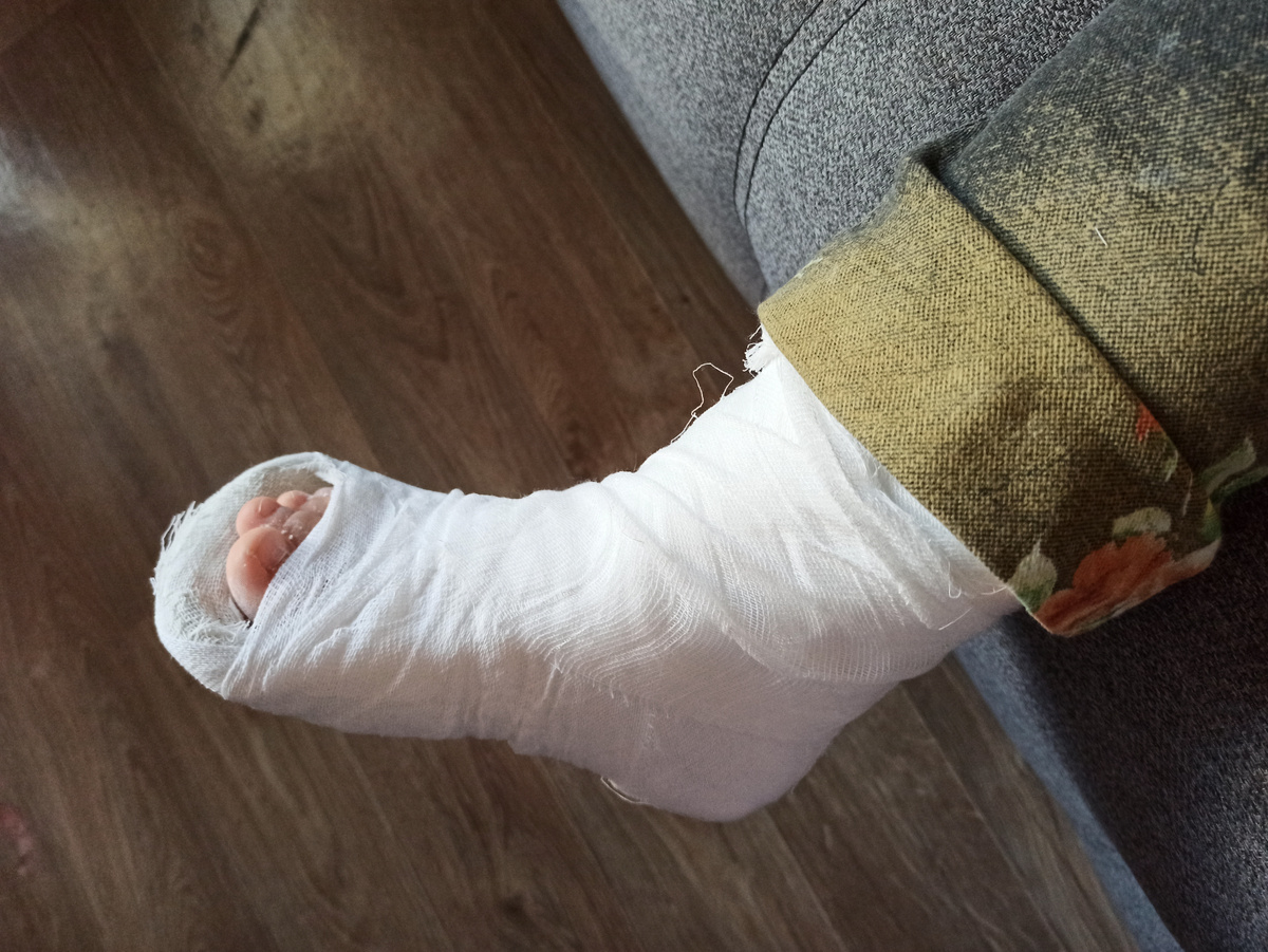 Фото из личного архива (31 декабря Марго чуть не сломала ногу, весь день мы провели в больнице, а потом и все праздничные дни дома, хотя у нас были планы). 