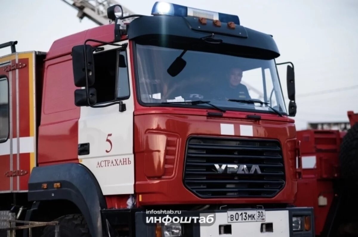    В Астраханской области ночным пожаром уничтожены здание и постройки