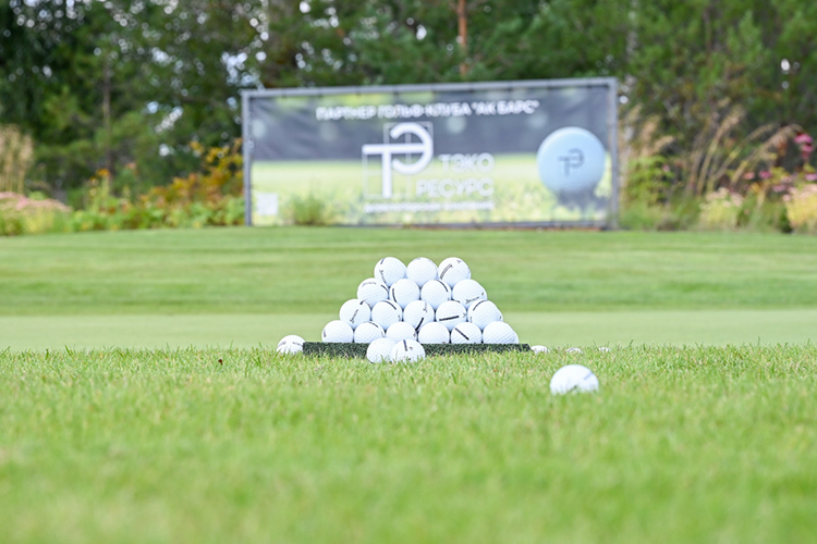 Обучение проходит на полноценной «взрослой» инфраструктуре: это и поле мирового класса на 18 лунок, и два симулятора, и тренажерный зал, и профессиональное тренерское сопровождение