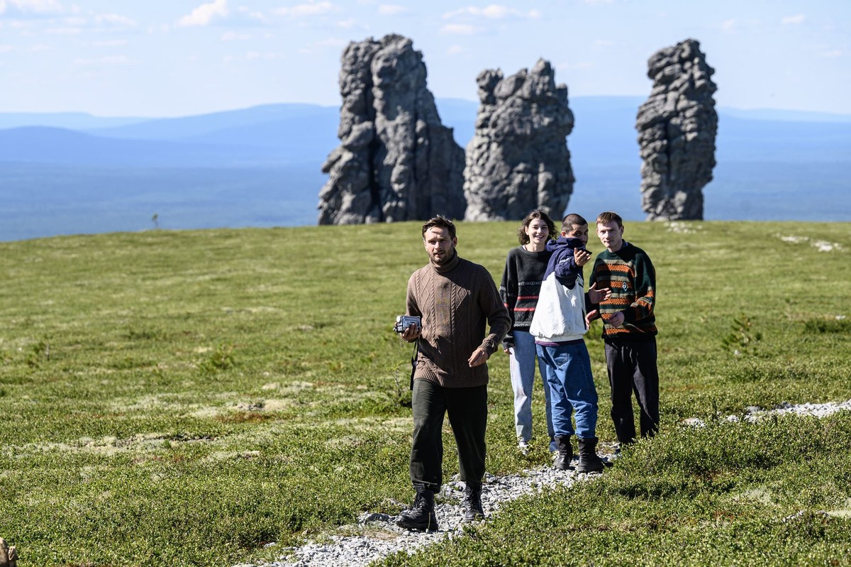 Фото со съемок сериала «Никто не знает про Маньпупунёр», листайте карусель вправо