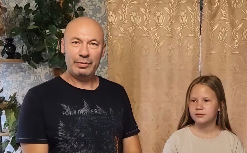    Семья поблагодарила полицейского за спасение девятилетней Софии. Фото: телеграм-канал «Ирина Волк»