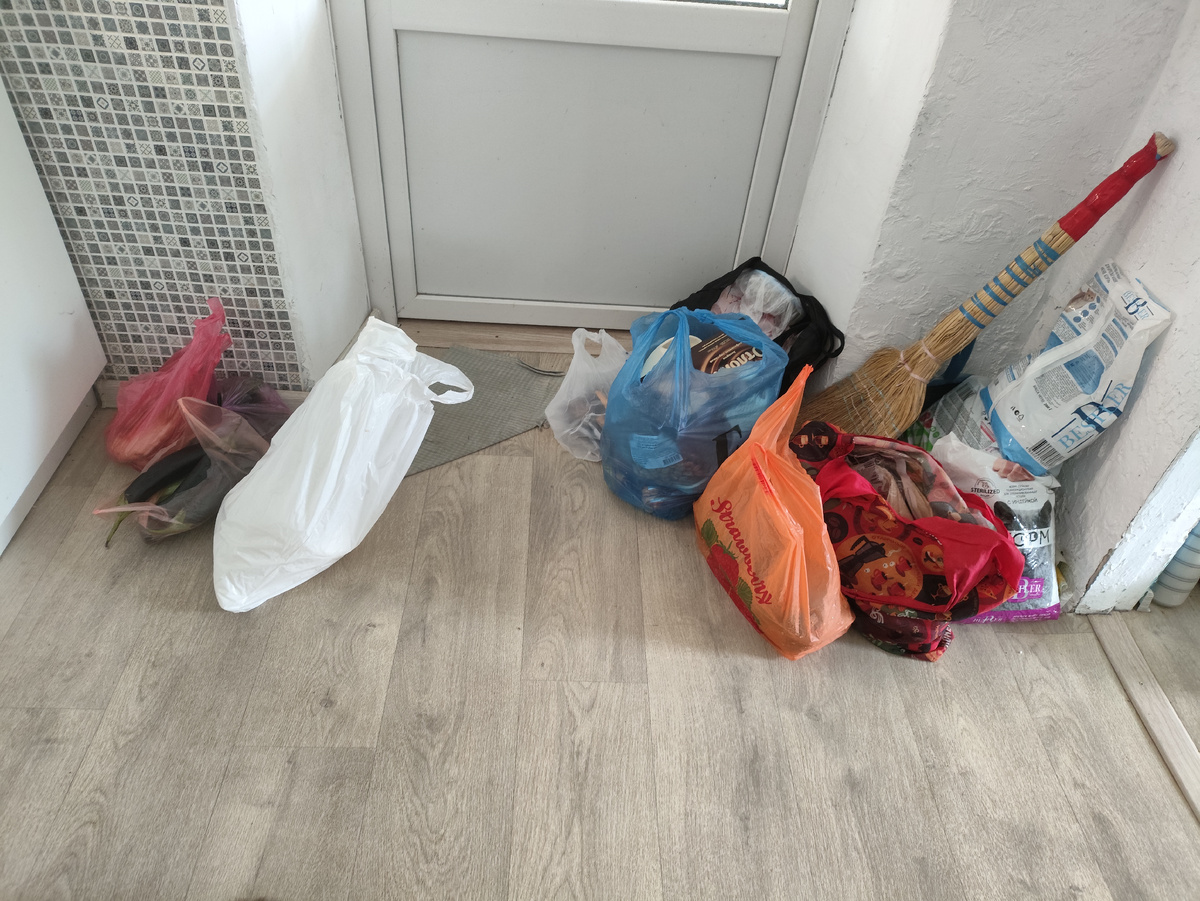 Куча сумок и пакетов. Шоппинг удался! Это еще арбузов тут нет )))