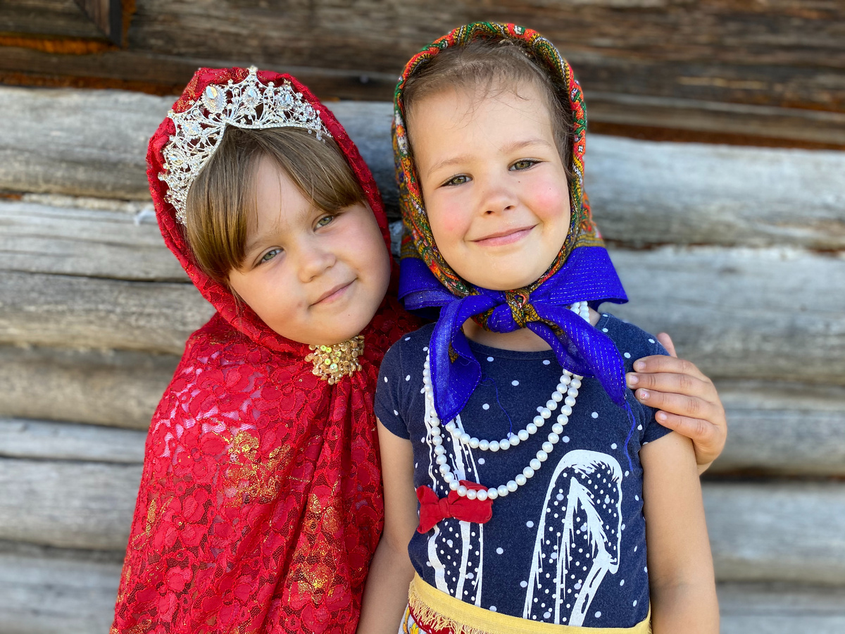 Артистки Даша и Марьяша. 2020 г. Фото автора.