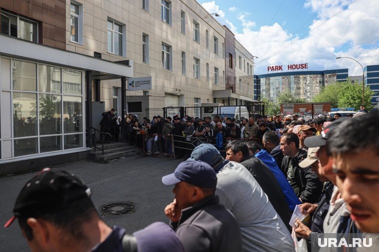 Эксперты считают, что нелегальные мигранты через посредников будут пытаться остаться в России. Фото: Размик Закарян © URA.RU