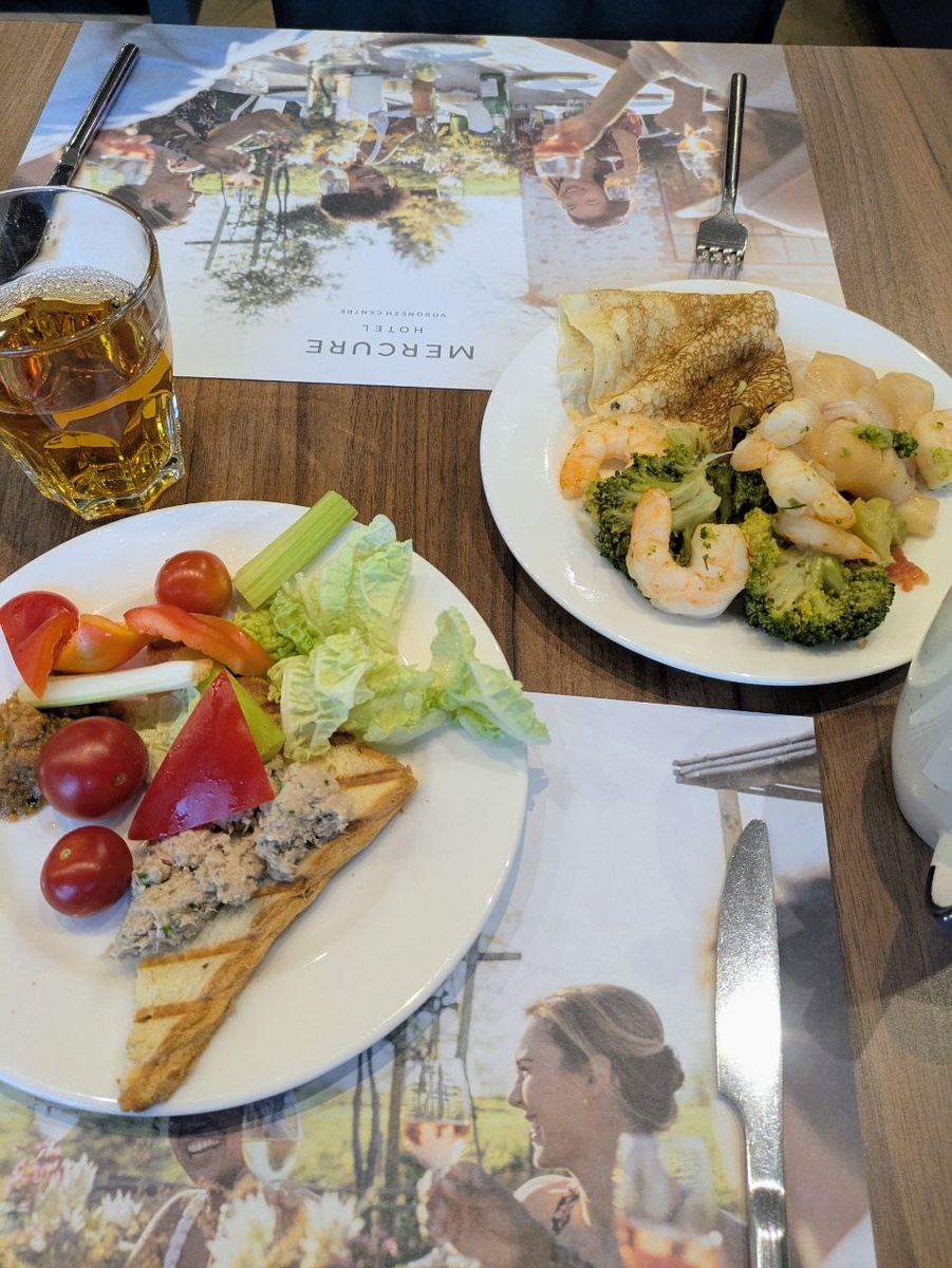 Завтрак "шведский стол". Здесь и далее фото: История одного ремонта и что было дальше