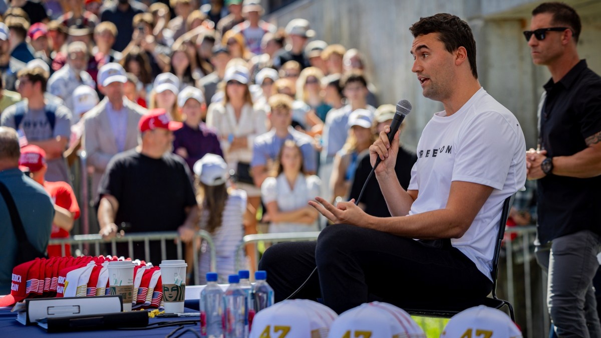 Кирк выступает на открытом воздухе.  фото: картинки яндекс.