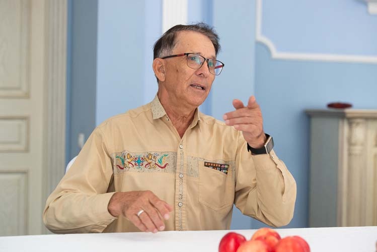    Фердинанд Салахов: «Из моего поколения я единственный, кто остался и поет. Я с голосового диапазона не сполз, могу петь в той же тональности. У меня костюмы даже с тех лет, спокойно могу их надевать. Голос, естественно, грубеет, гибкость теряется, но тональность моя осталась».   
Фото: Максим Платонов