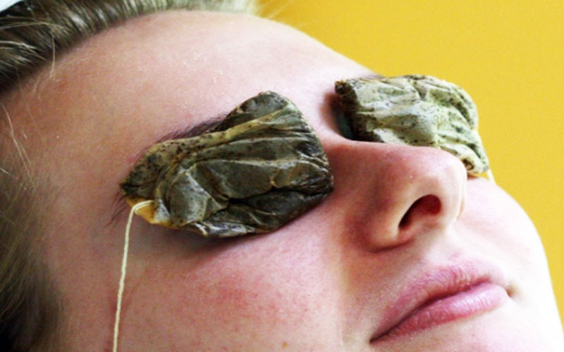 После долгого дня перед компьютером я делаю чайный компресс — глаза как новые!