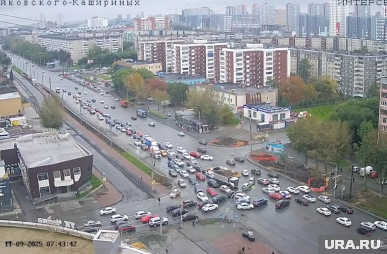   Пробка в Челябинске образовалась примерно в 7:30 утра