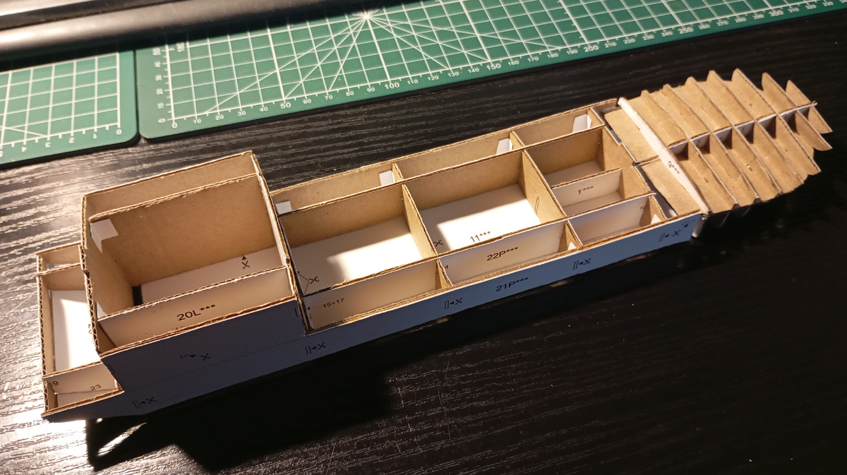 К нижней части каркаса дно приклеивается.