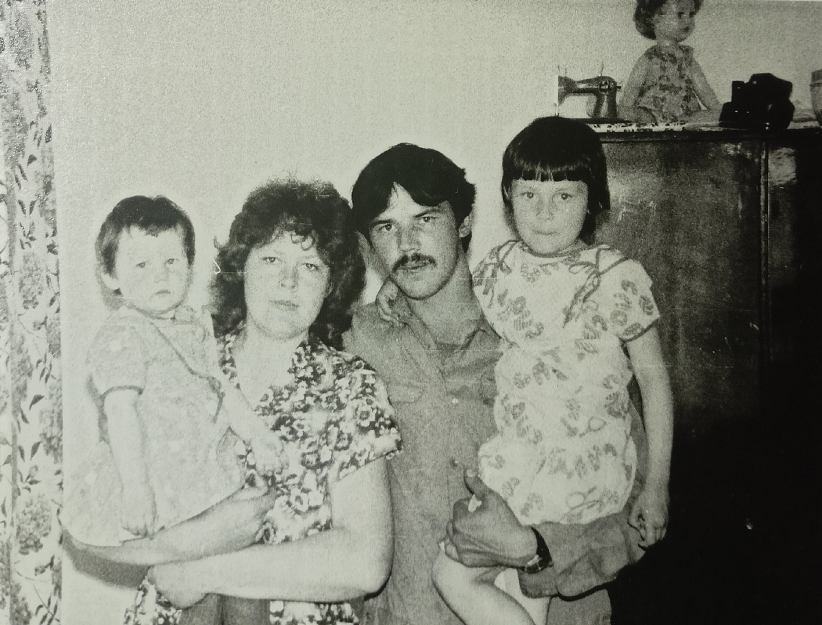 Сестра у мамы на руках, я – у отца.